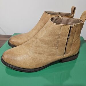 Mata Tan Distressed Chelsea Ankle Booties Size 7 Flat Zip Pull Tab